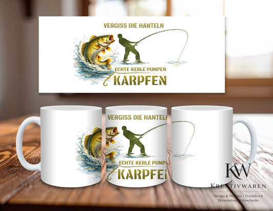 🎣 Lustige Angler Tasse – „Vergiss die Hanteln, echte Kerle pumpen Karpfen“ | Geschenk für Männer 💪☕